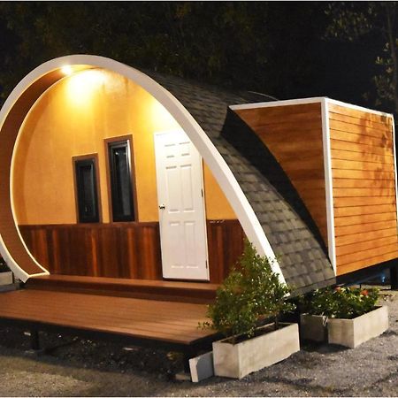 Tiny Hut Resort Bangkok Bagian luar foto