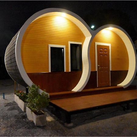 Tiny Hut Resort Bangkok Bagian luar foto