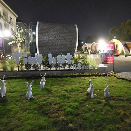 Tiny Hut Resort Bangkok Bagian luar foto