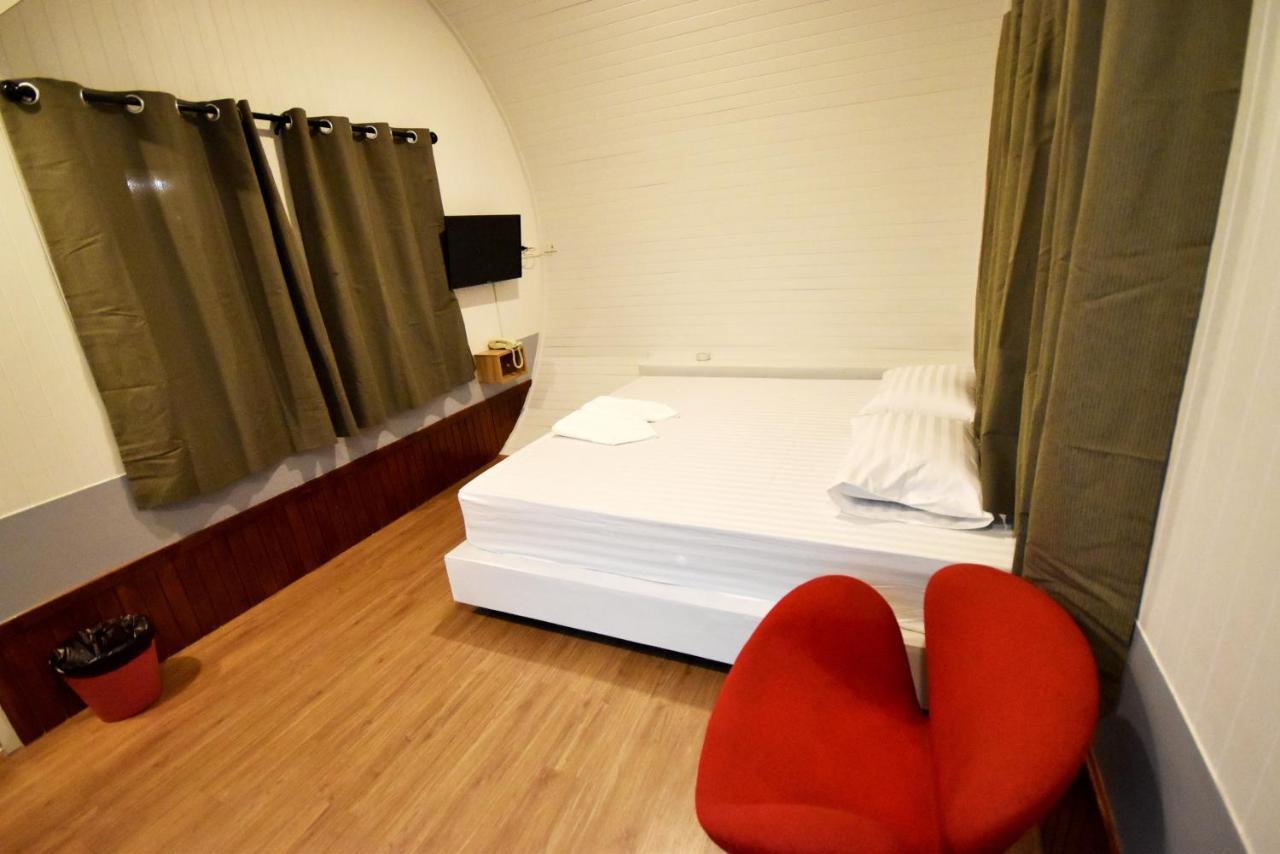 Tiny Hut Resort Bangkok Bagian luar foto