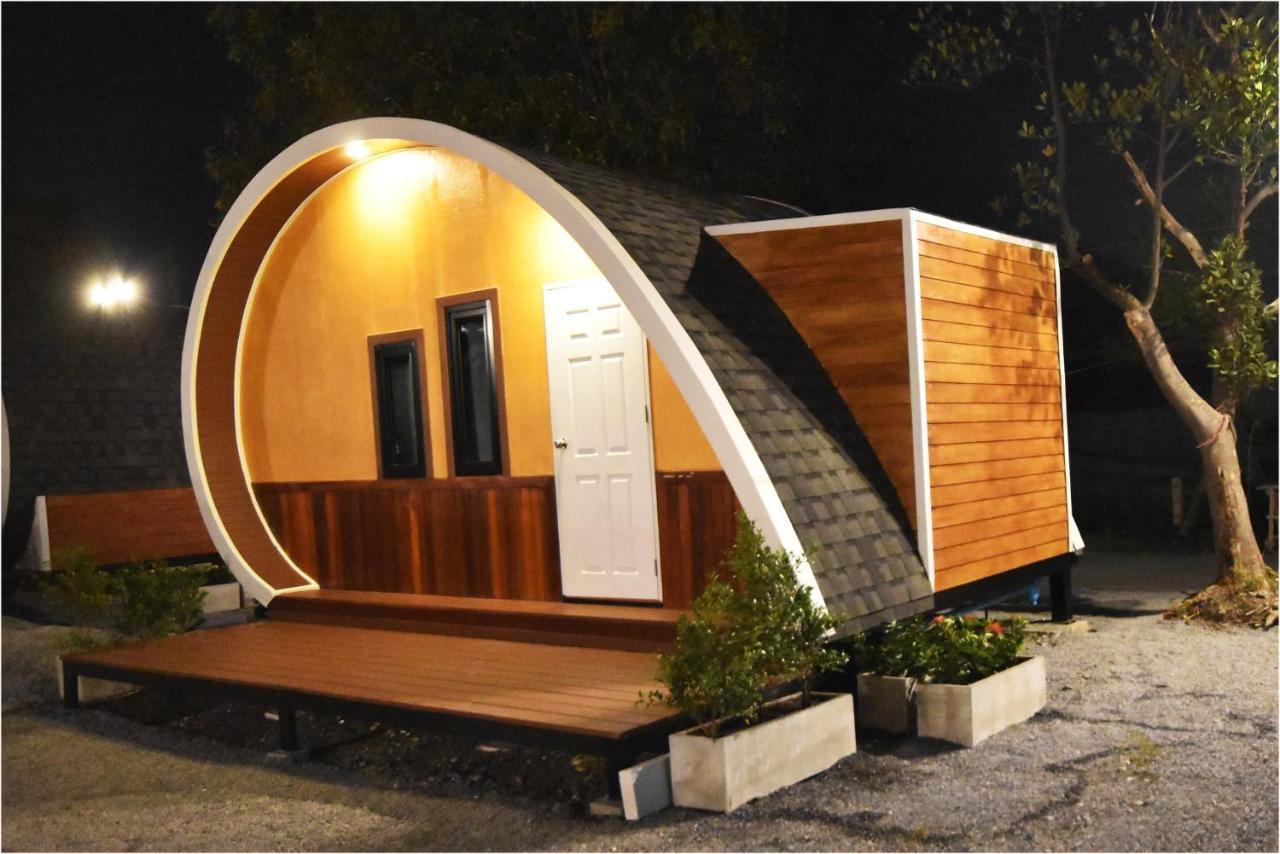 Tiny Hut Resort Bangkok Bagian luar foto