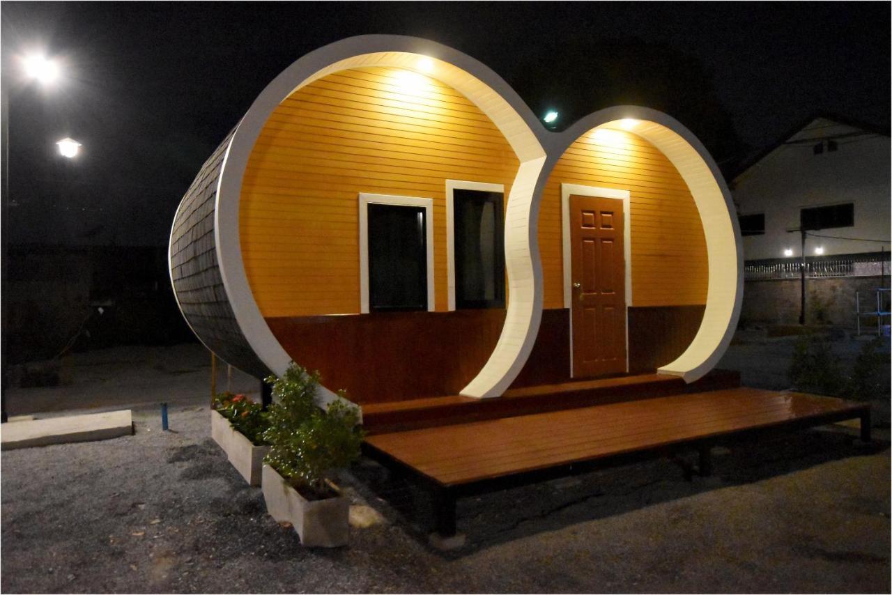 Tiny Hut Resort Bangkok Bagian luar foto