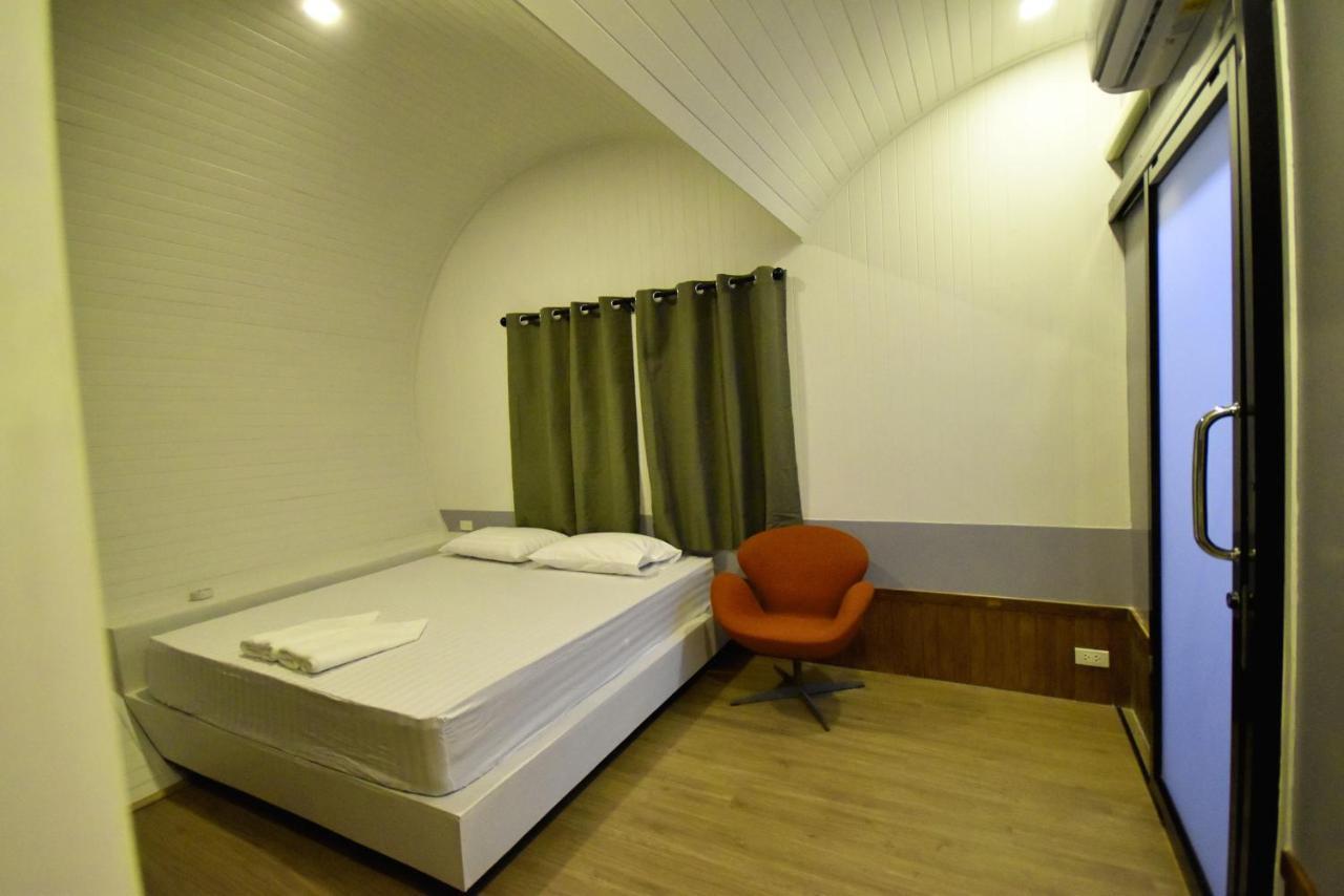 Tiny Hut Resort Bangkok Bagian luar foto