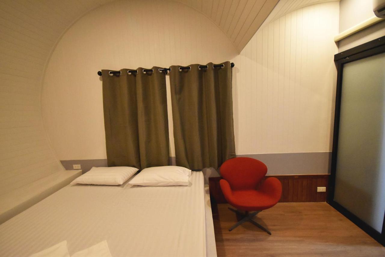 Tiny Hut Resort Bangkok Bagian luar foto