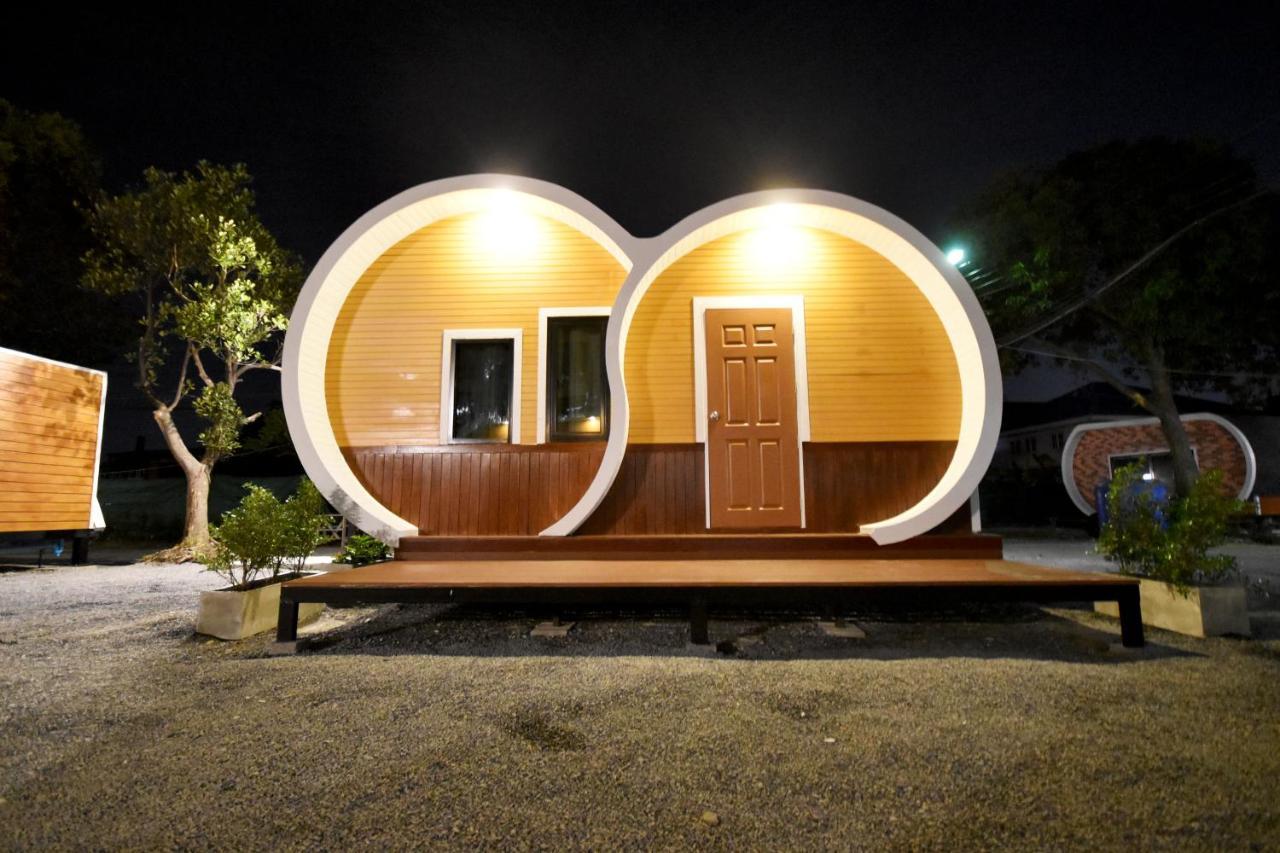 Tiny Hut Resort Bangkok Bagian luar foto