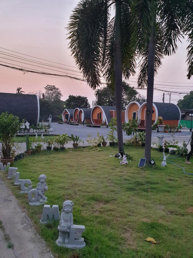 Tiny Hut Resort Bangkok Bagian luar foto