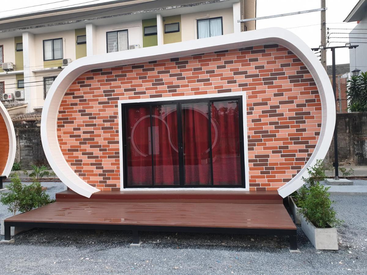 Tiny Hut Resort Bangkok Bagian luar foto